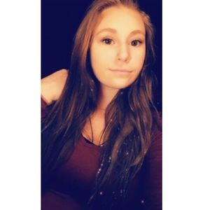 Meet your Posher, Larissa